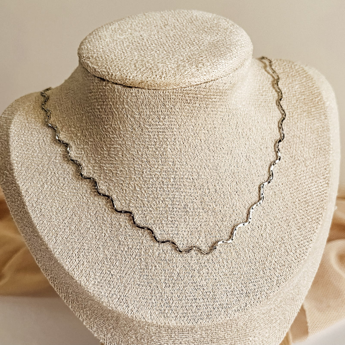 Collar twisted