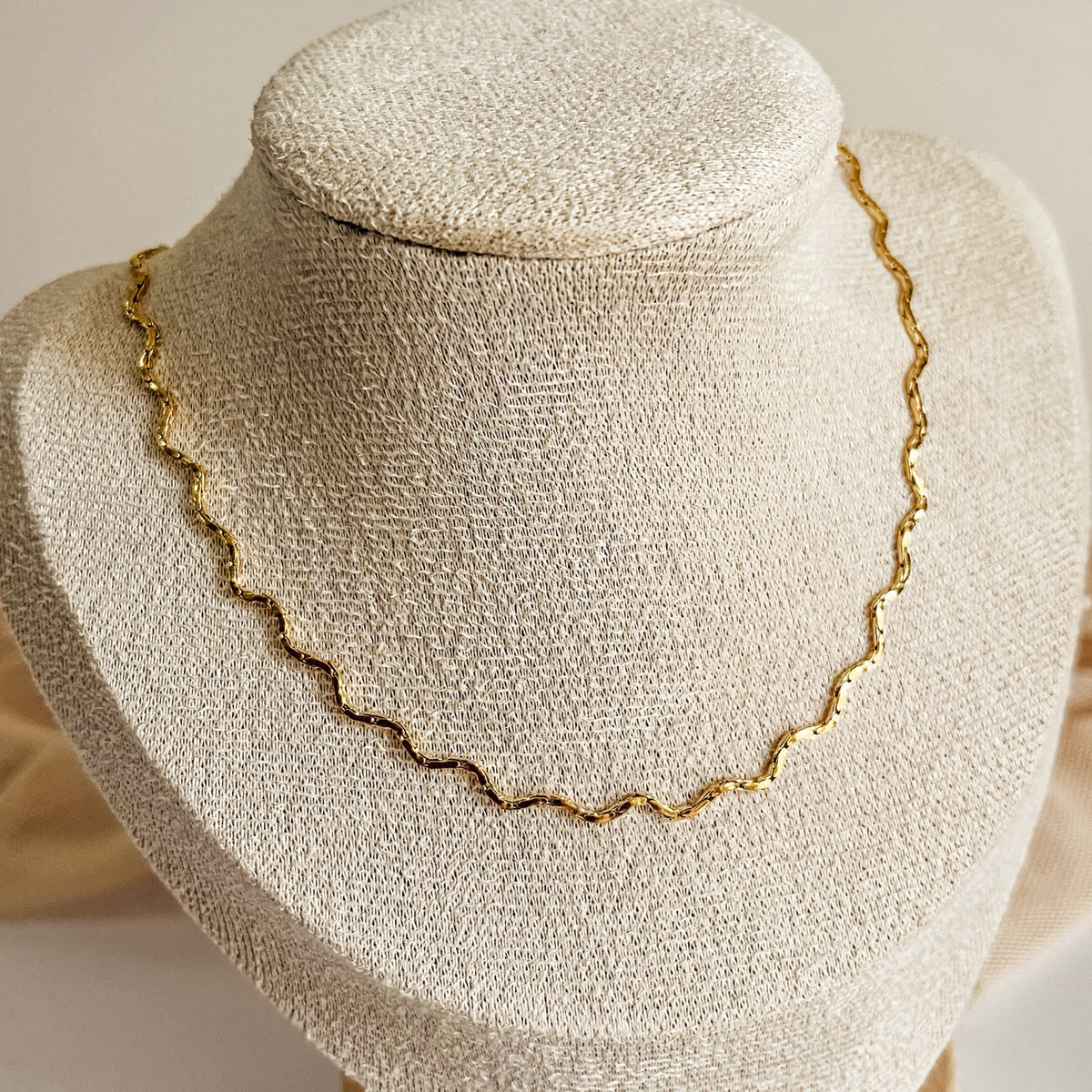 Collar twisted